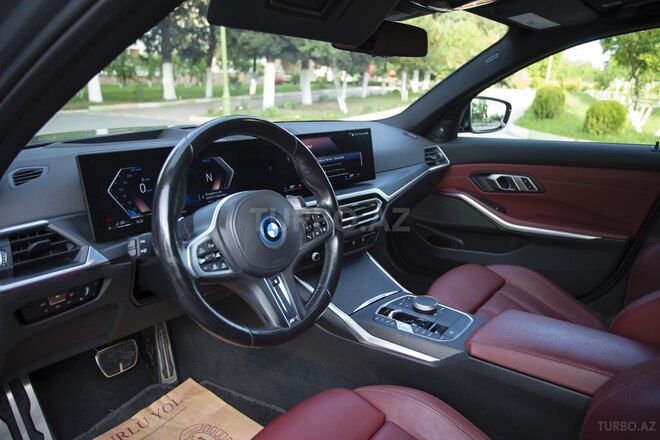 BMW 330e-13