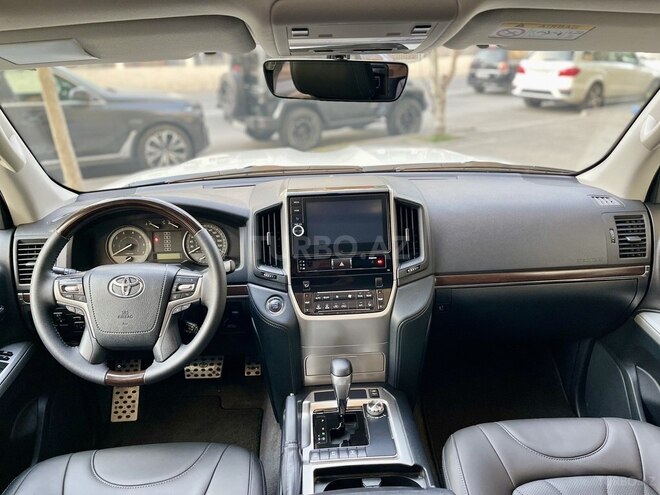 Toyota Land Cruiser-9