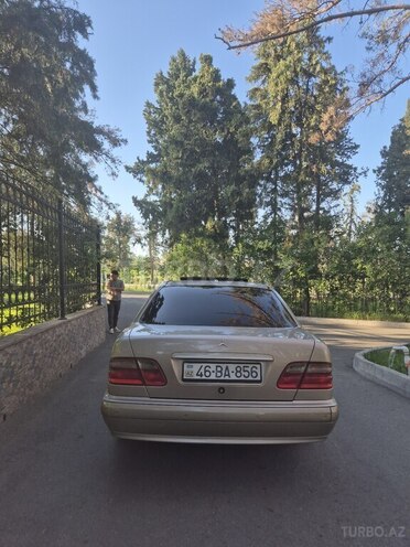Mercedes E 270 2000, 370,000 km - 2.7 l - Naftalan