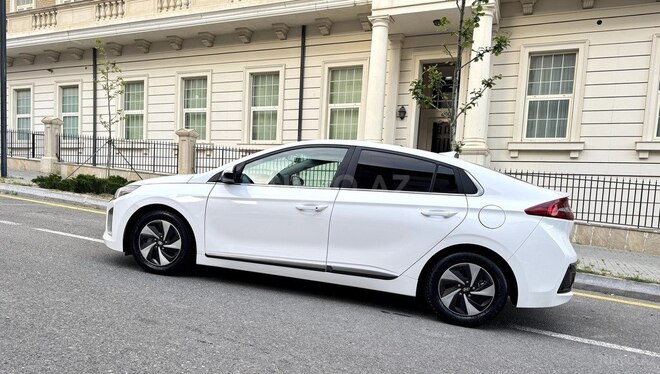 Hyundai IONIQ-10