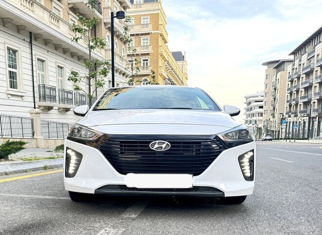 Hyundai IONIQ-1