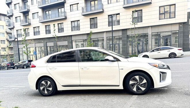 Hyundai IONIQ-13