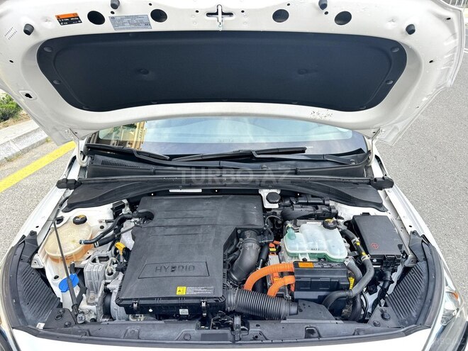 Hyundai IONIQ-11