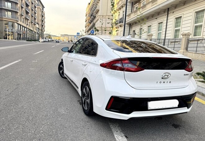 Hyundai IONIQ-8
