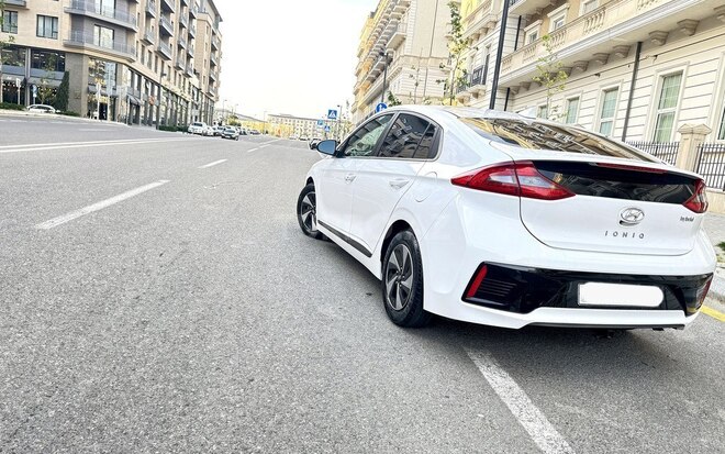 Hyundai IONIQ-16