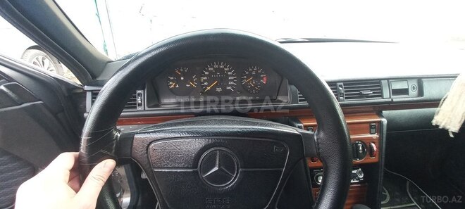 Mercedes E 300 1992, 400,000 km - 3.0 л - Qazax