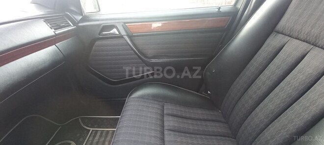 Mercedes E 300 1992, 400,000 km - 3.0 л - Qazax