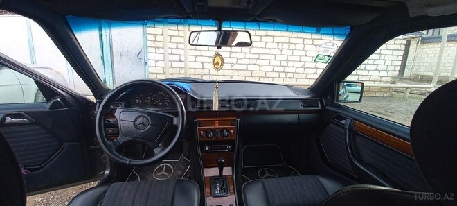 Mercedes E 300 1992, 400,000 km - 3.0 л - Qazax