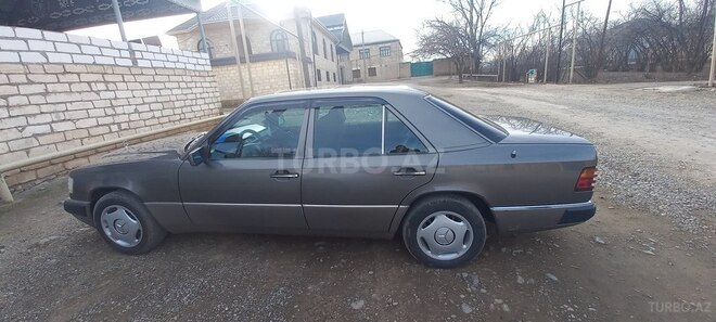 Mercedes E 300 1992, 400,000 km - 3.0 л - Qazax