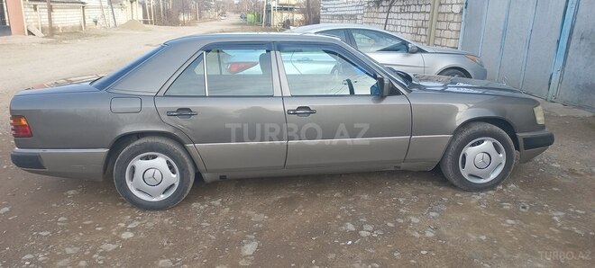 Mercedes E 300 1992, 400,000 km - 3.0 л - Qazax