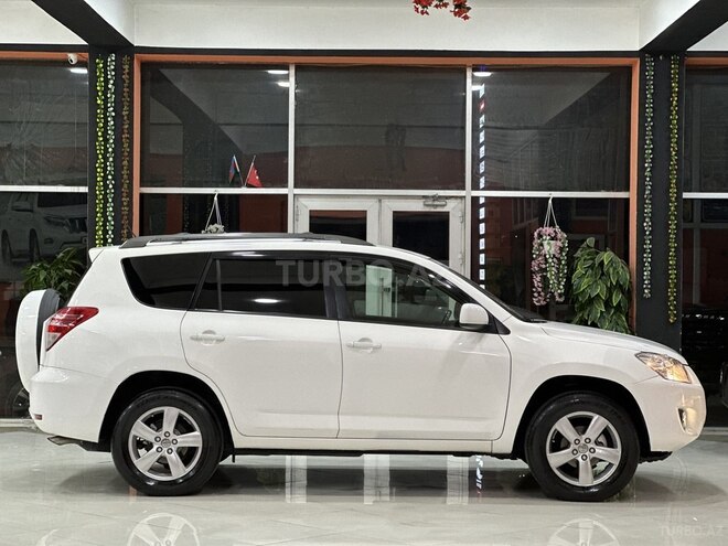 Toyota RAV4-11