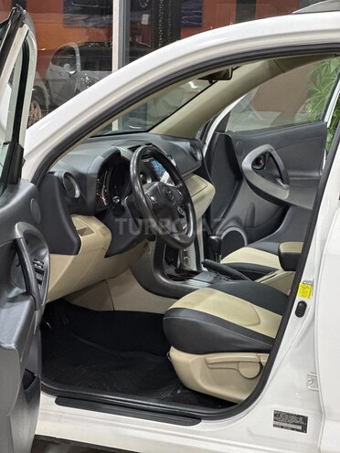 Toyota RAV4-17