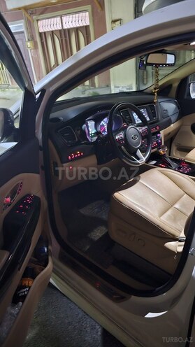 Kia Carnival-4