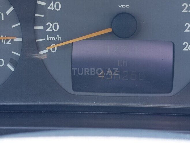 Mercedes E 270 2001, 436,236 km - 2.7 l - Bakı