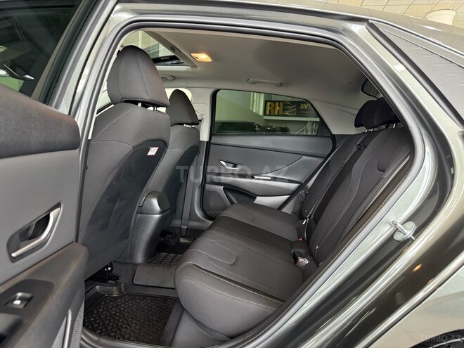 Hyundai Elantra-11