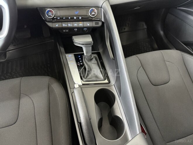 Hyundai Elantra-15