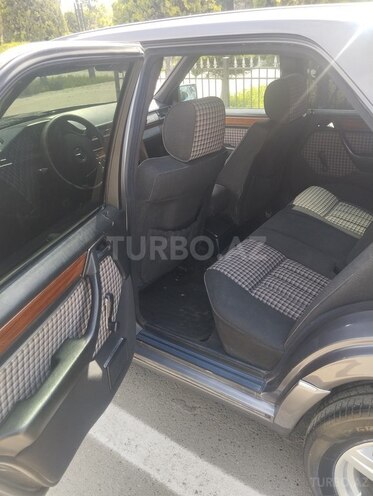 Mercedes E 220 1995, 421,000 km - 2.2 l - Beyləqan