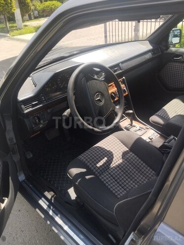 Mercedes E 220 1995, 421,000 km - 2.2 l - Beyləqan