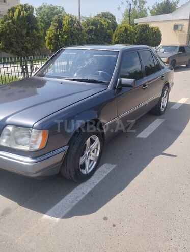 Mercedes E 220 1995, 421,000 km - 2.2 l - Beyləqan
