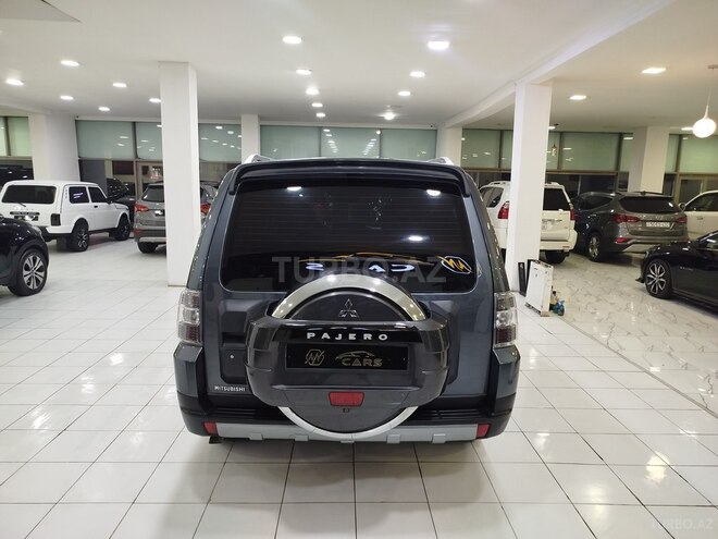 Mitsubishi Pajero-4