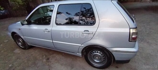 Volkswagen Golf 1995, 530,000 km - 1.8 l - Qax
