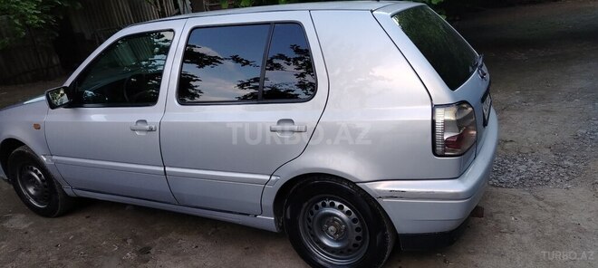Volkswagen Golf 1995, 530,000 km - 1.8 l - Qax