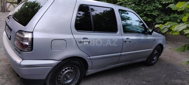 Volkswagen Golf 1995, 530,000 km - 1.8 l - Qax