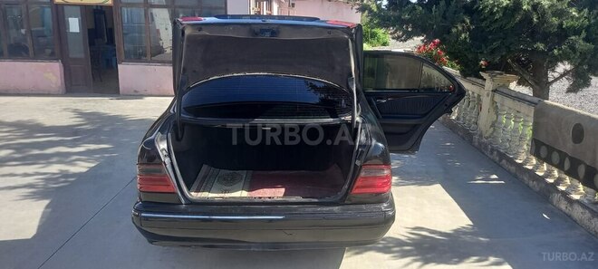 Mercedes E 320 1996, 120,000 km - 3.2 l - Salyan