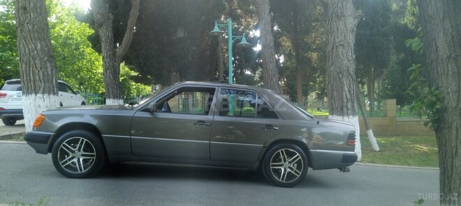 Mercedes E 230 1990, 281,000 km - 2.3 l - Bakı