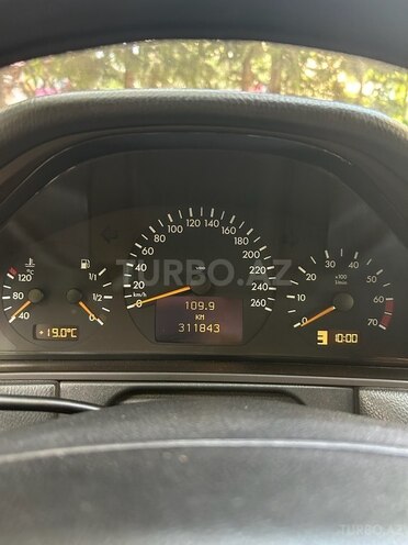 Mercedes E 240 2001, 310,000 km - 2.4 l - Bakı