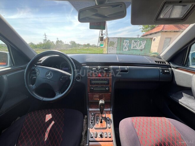 Mercedes E 270 2001, 330,000 km - 2.7 l - Bakı