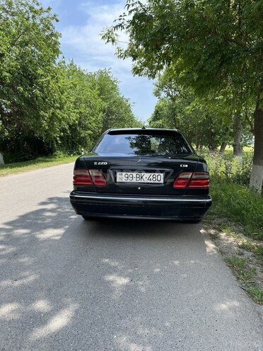 Mercedes E 220 d 2000, 302,000 km - 2.2 l - Salyan