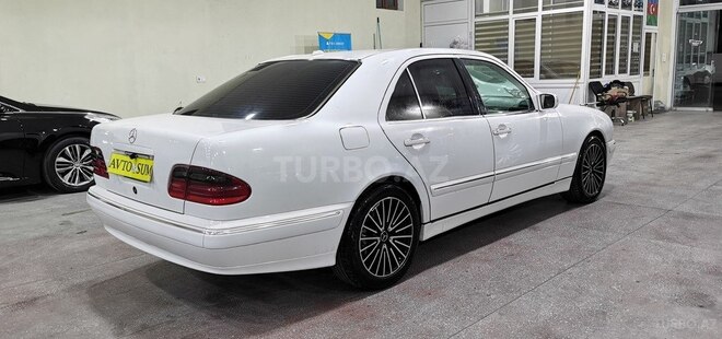 Mercedes E 320-9