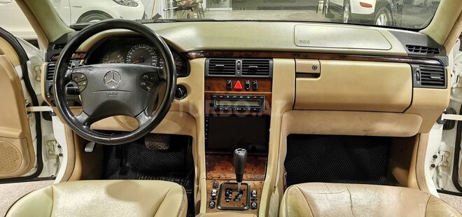 Mercedes E 320-11