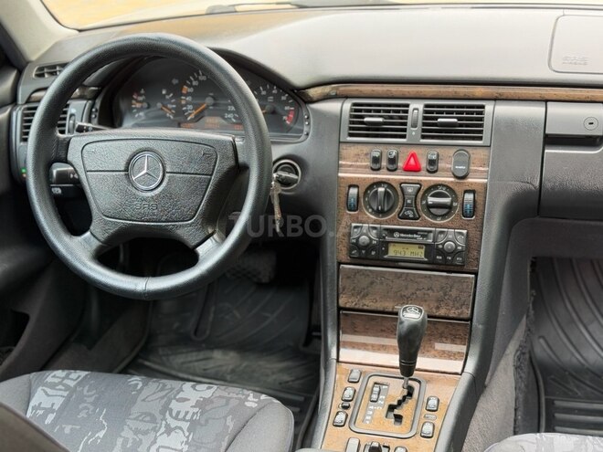 Mercedes E 240 1999, 205,000 km - 2.4 l - Gəncə