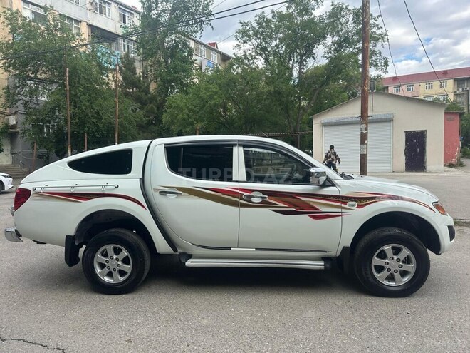 Mitsubishi L200 2011, 221,000 km - 2.5 l - Bakı