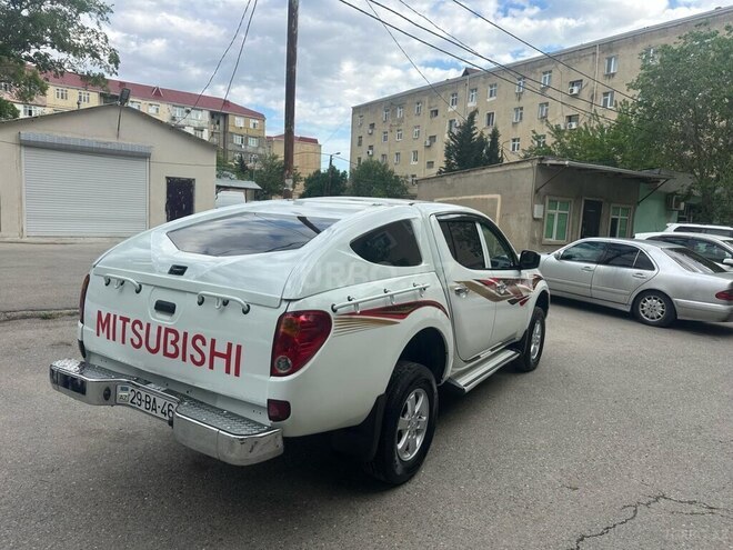 Mitsubishi L200 2011, 221,000 km - 2.5 l - Bakı