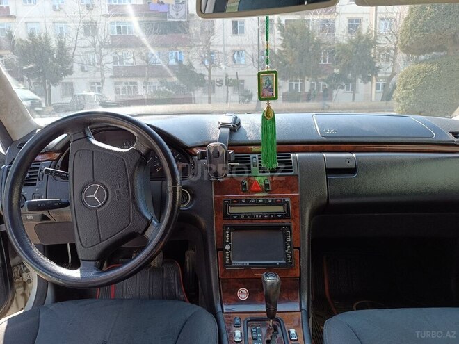 Mercedes E 240 1999, 300,000 km - 2.4 l - Masallı
