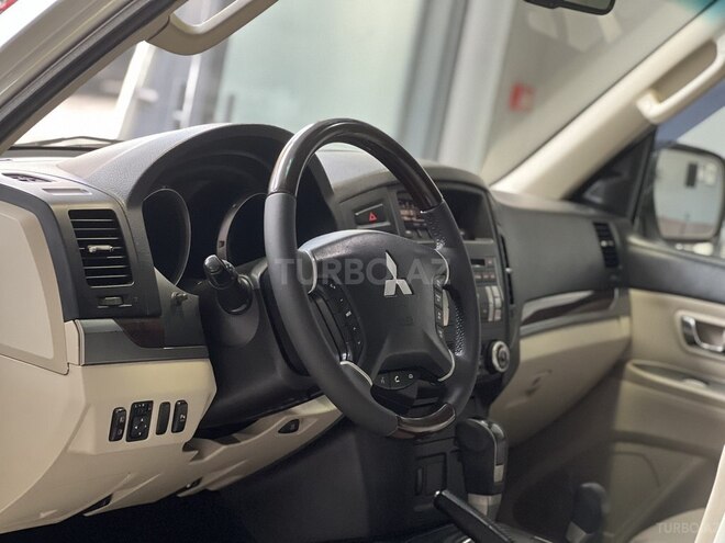 Mitsubishi Pajero 2010, 180,000 km - 3.5 л - Bakı