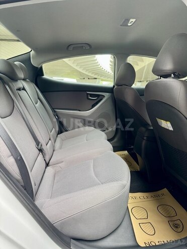 Hyundai Elantra-11