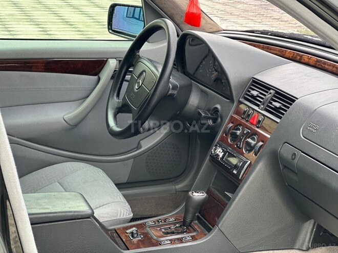 Mercedes C 200 2000, 232,000 km - 2.0 л - Saatlı
