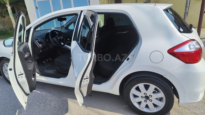 Toyota Auris 2010, 282,000 km - 1.4 л - Bakı