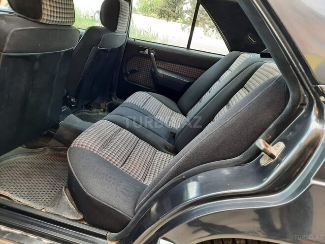 Mercedes 190 1990, 69,852 km - 2.3 l - Salyan