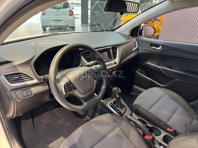 Hyundai Accent-17