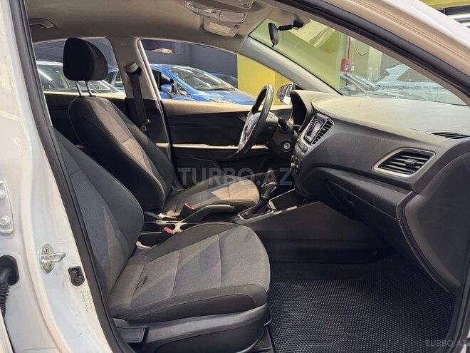 Hyundai Accent-11