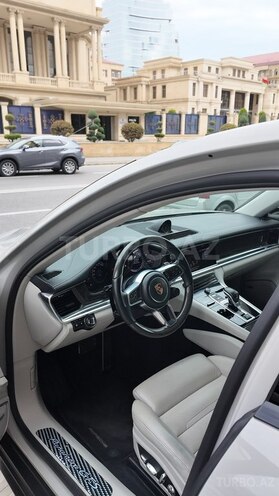 Porsche Panamera 4S-8