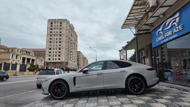 Porsche Panamera 4S-6