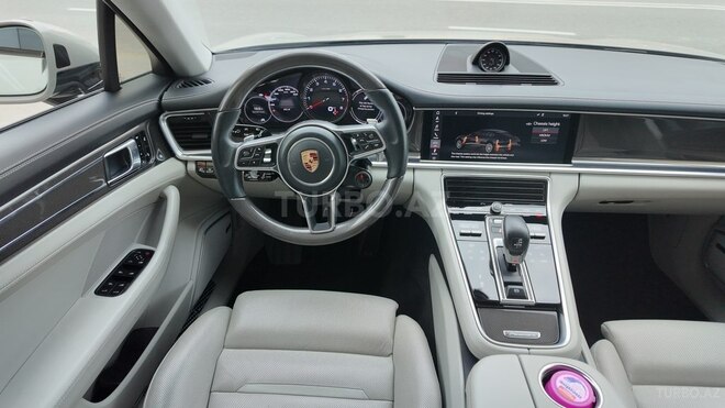 Porsche Panamera 4S-5