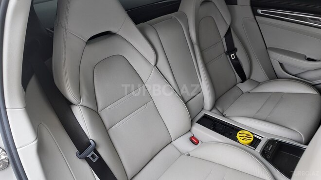Porsche Panamera 4S-11