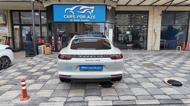 Porsche Panamera 4S-3